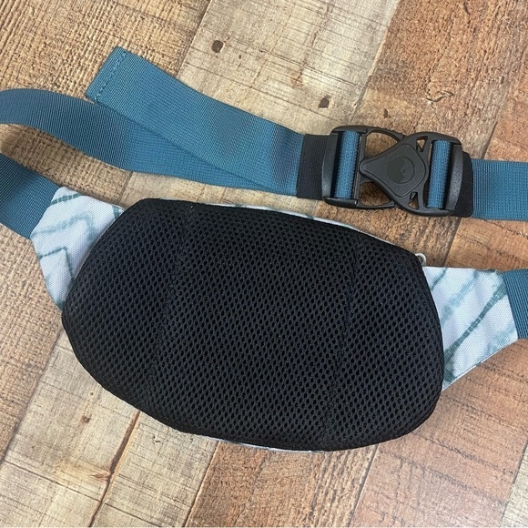 Kavu Tie Dye Belt Bag Outdoor Hiking Boho Camping Vacation - Picture 2 of 11